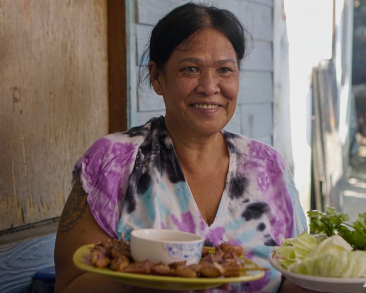 ​​​​​​​In Bangkok, this high-crime slum is a foodie gem serving up live shrimp and bile