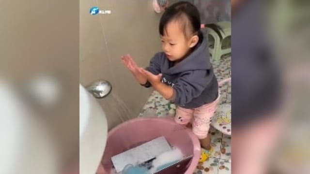 山东爸爸吐槽电脑垃圾多 两岁女“好心”帮忙拿去洗
