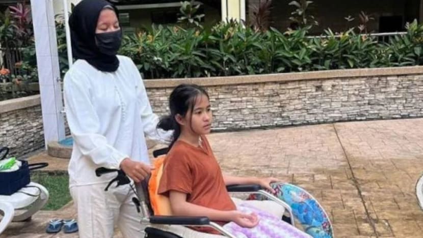 Gara-gara ditarik kerusi semasa lakukan 'prank', pelakon cilik M'sia kini tidak boleh berjalan