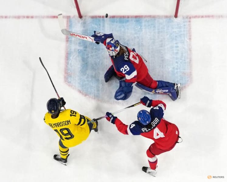 Ice hockey-Sweden edge Czechs to reach women's semi-finals