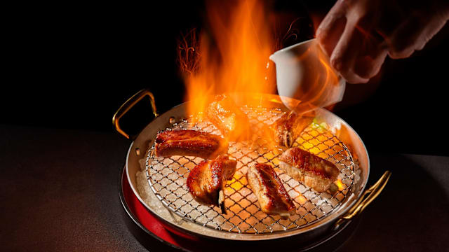 香宫新菜单登场，经典粤菜竟也上演桌边火焰秀！