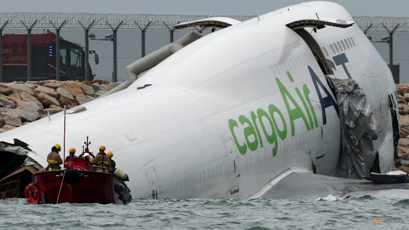 Pesawat kargo tergelincir di bandara Hong Kong, dua petugas landasan tewas tertabrak
