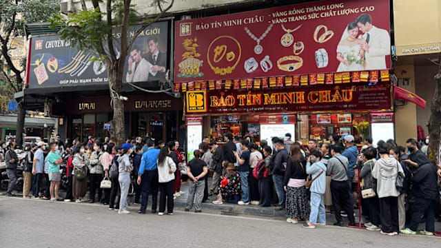 金价下跌 越南民众排队抢购黄金