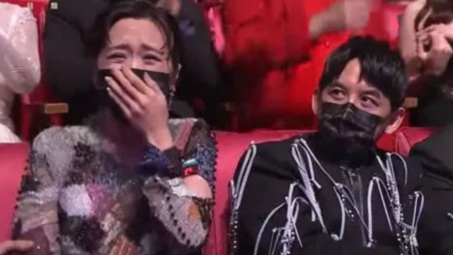 【金钟57】终于拿下“综艺节目主持人奖”　Lulu未上台先爆哭