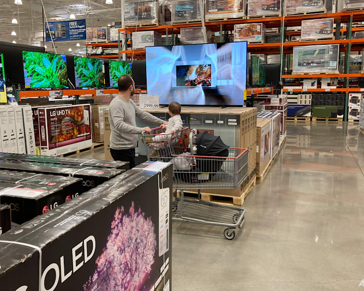 US retail sales rise 0.9% in April as consumers show resilience