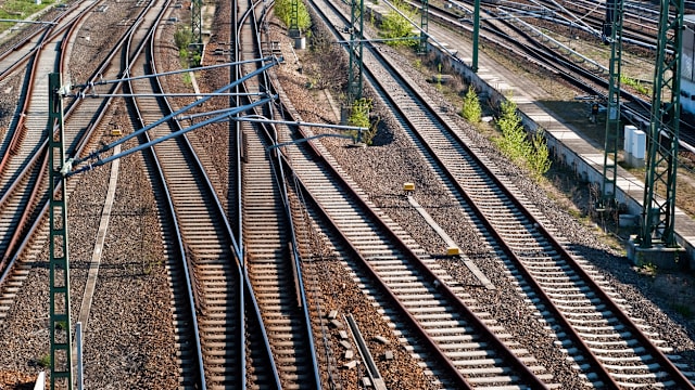 俄军空袭乌克兰交通设施 港口被破坏铁路设施中断