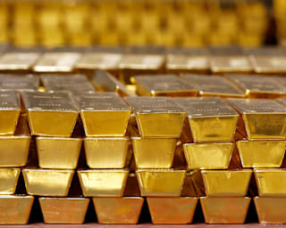 Gold extends Tuesday’s fall; stocks ease as Netflix slides