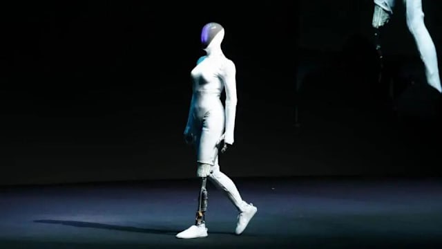 中国机器人动作流畅被质疑真人扮演 公司剪开外皮避谣