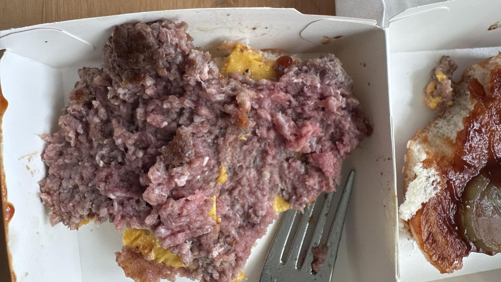 口感又冷又糊” 女子麦当劳买汉堡吃后惊觉肉饼未熟- 8world