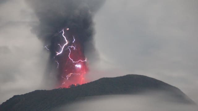 印尼伊布火山再次喷发 火山灰高六公里