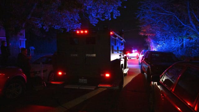 美国刘易斯顿市连环枪击案嫌犯仍在逃 警方搜捕行动持续 