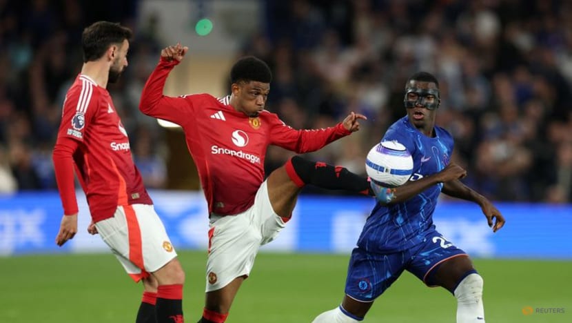 Chelsea beat Manchester United to stay on course for Champions League