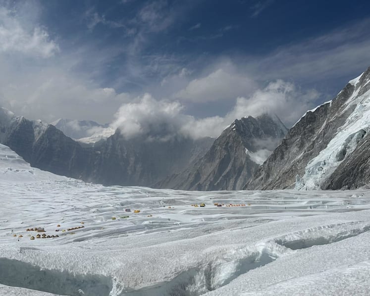 Almost 1,000 trapped on Tibetan side of Mount Everest by blizzard 