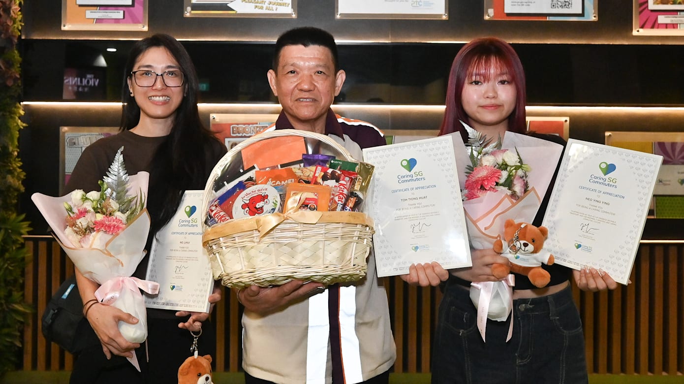 易塔通向Neo Ying Ying、Ng Lihui，以及捷运车长卓仲发颁发感谢礼品。（图：亚洲新闻台/Alyssa Tan)