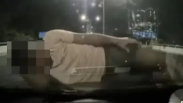 马国逆行摩托撞轿车 骑士淡定侧躺引擎盖