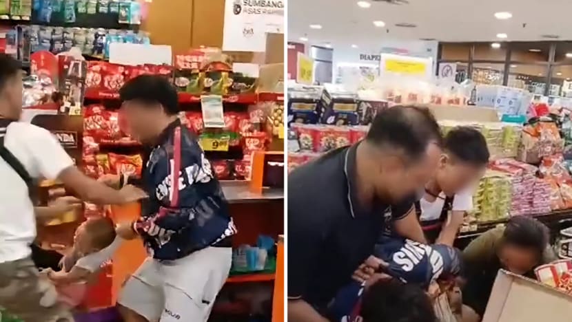 Knife-wielding man who tried to snatch baby at Penang supermarket arrested Knife-wielding man who tried to snatch baby at Penang supermarket arrested