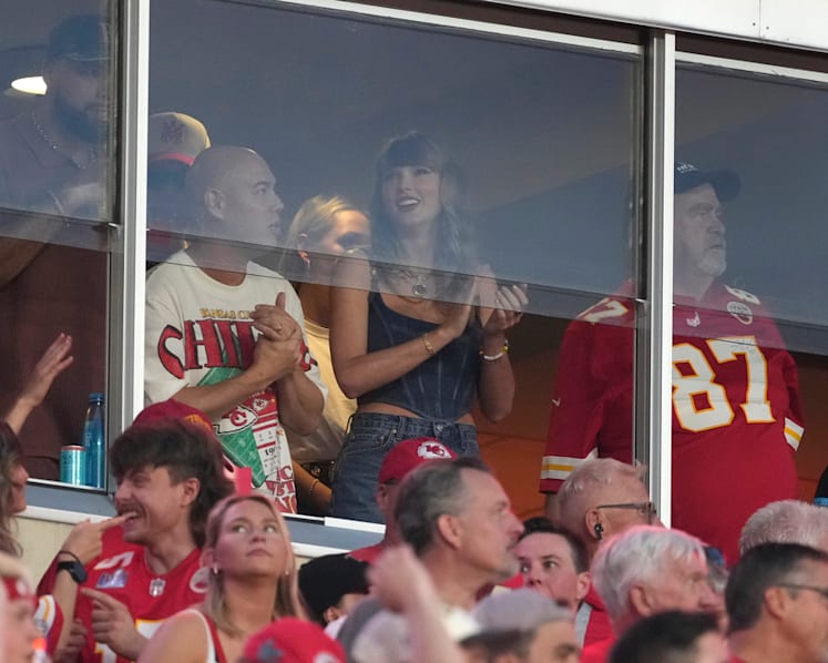 Taylor Swift shows up at Arrowhead Stadium to watch boyfriend Travis Kelce, Chiefs face Ravens in NFL opener