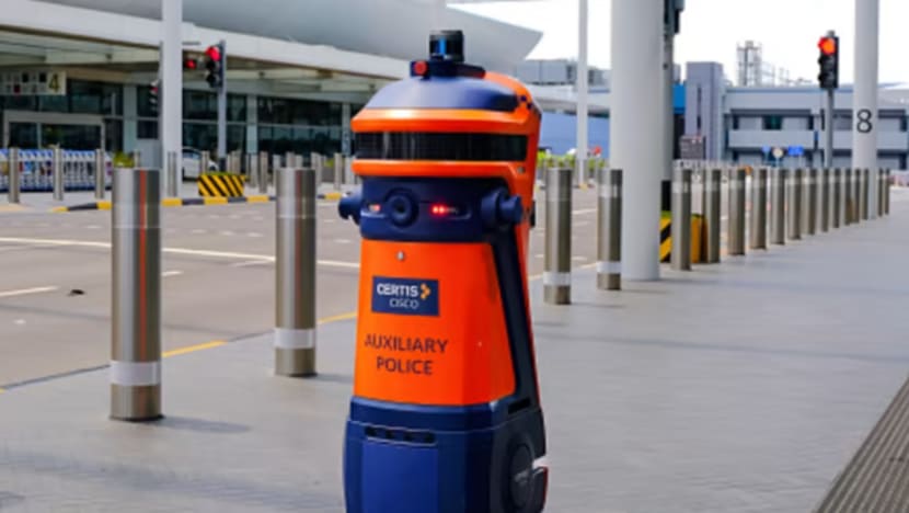Lelaki dipenjara 4 minggu guna troli langgar robot Certis Cisco di Jewel Lapangan Terbang Changi Lelaki dipenjara 4 minggu guna troli langgar robot Certis Cisco di Jewel Lapangan Terbang Changi