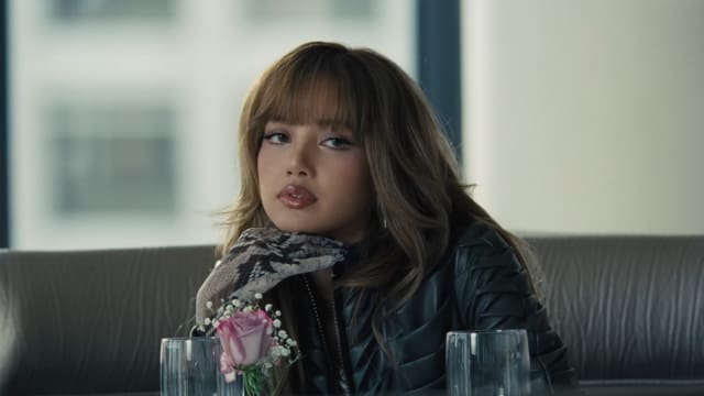 Lisa与Maroon 5合唱“Priceless”，MV化身特务致敬“Mr. & Mrs. Smith”