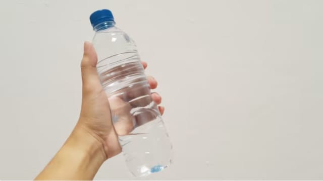 为酬劳接受朋友挑战 青年从金沙酒店40层楼高丢下两水瓶