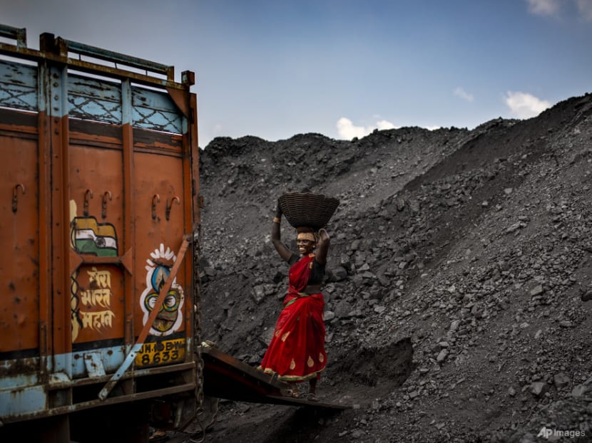 Smog chokes Indian capital as air pollution levels soar