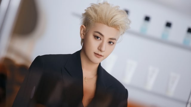 不愧是“豪”老板　黄子韬公司年会加码现金奖，霸气现场转账！