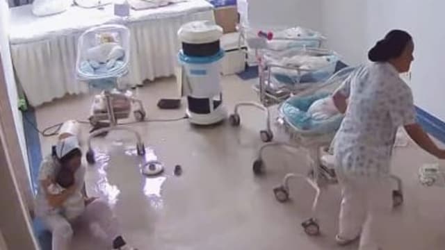 一心只想到宝宝！云南护士强震中跪地护婴