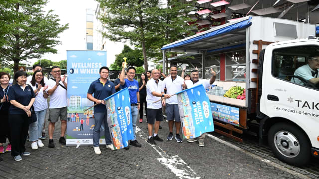 东北社理会推出流动健康车 方便居民领取医疗用品和食品