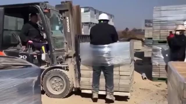 客工遭捆绑吊叉车引哗然 韩总统亲下令查职场霸凌