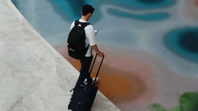 狮城赚钱 邻国生活 更多国人愿当“空中飞人”