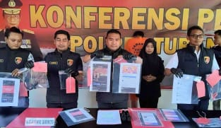 Sita cambuk dan kalung rantai, buat apa? Polisi ciduk dua anggota grup Facebook Gay Tuban