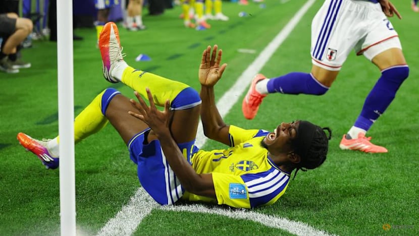 Isak scolds Elanga for confusion over Sweden's second round qualification