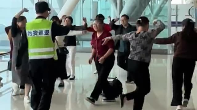 大妈们在重庆机场内跳广场舞 工作人员：无权阻止
