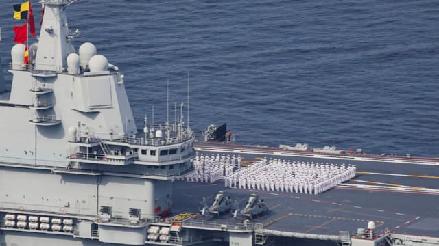 中国大陆海军山东舰航母编队 今早抵达香港水域