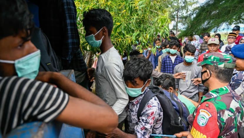 KILASAN: 180 pelarian Rohingya dikhuatiri mati; Lagi 3 mayat ditemui susuli kapal perang Thailand karam; Mayat mangsa terakhir tragedi tanah runtuh M'sia dikenal pasti KILASAN: 180 pelarian Rohingya dikhuatiri mati; Lagi 3 mayat ditemui susuli kapal perang Thailand karam; Mayat mangsa terakhir tragedi tanah runtuh M'sia dikenal pasti