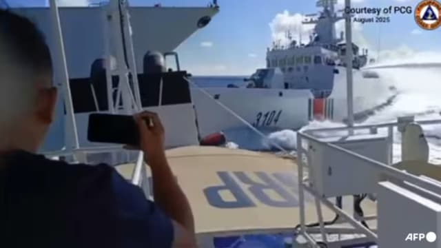 追逐菲律宾海岸防卫队船只 中国海警舰艇和海军驱逐舰相撞