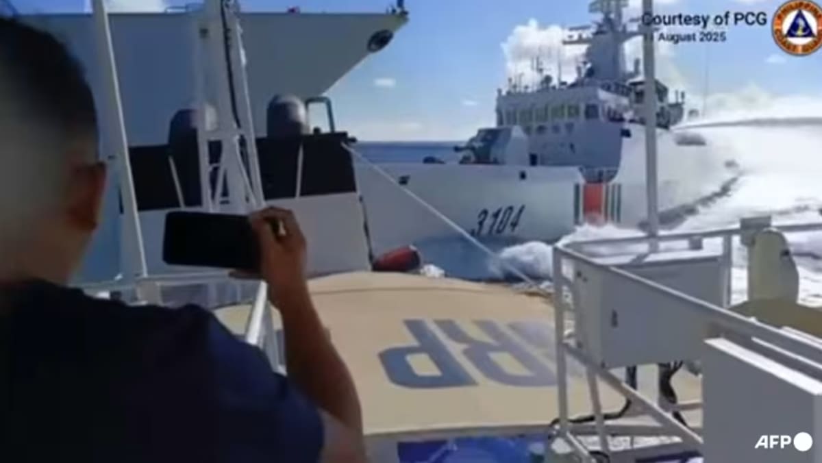 追逐菲律宾海岸防卫队船只 中国海警舰艇和海军驱逐舰相撞 - 8world