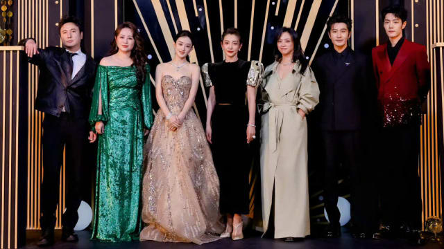 原来交情那么好！李冰冰、赵丽颖、黄晓明后台对话登热搜