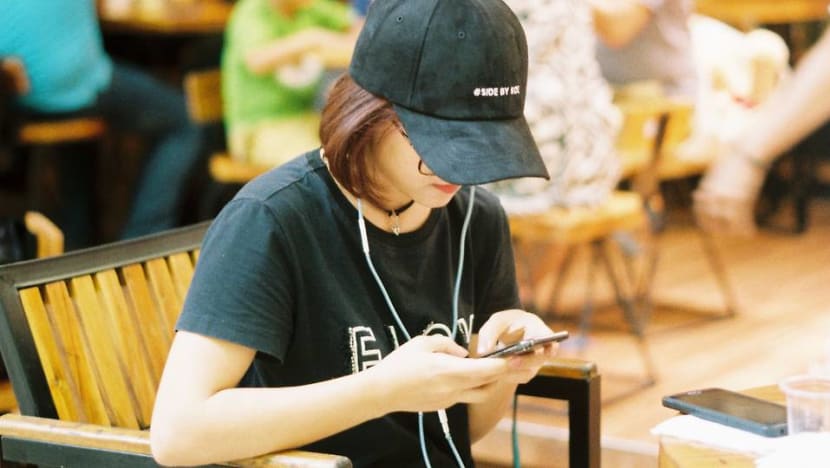 Commentary: Look up! Constantly looking down at your phone is causing you back and neck pain Commentary: Look up! Constantly looking down at your phone is causing you back and neck pain
