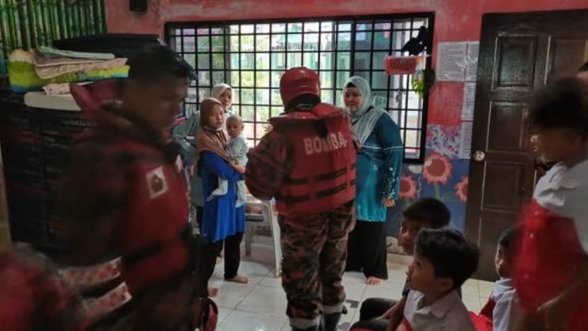 14 kanak-kanak, 5 guru diselamatkan di Johor Bahru susuli banjir kilat 14 kanak-kanak, 5 guru diselamatkan di Johor Bahru susuli banjir kilat