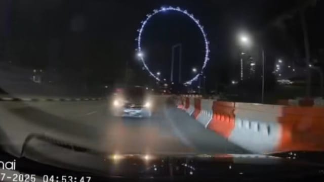 轿车深夜逆向行驶 另一司机紧急闪避撞上路障