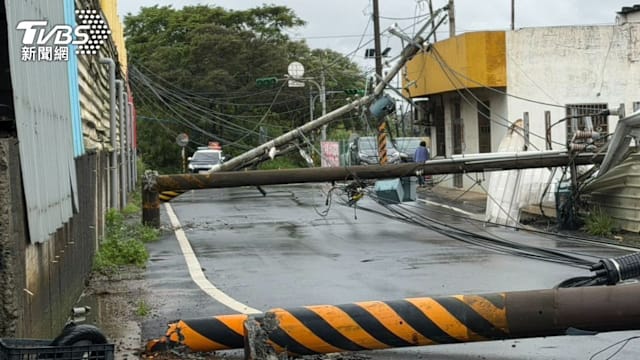 货车吊臂勾断电线 台湾七电杆倒塌致460户停电