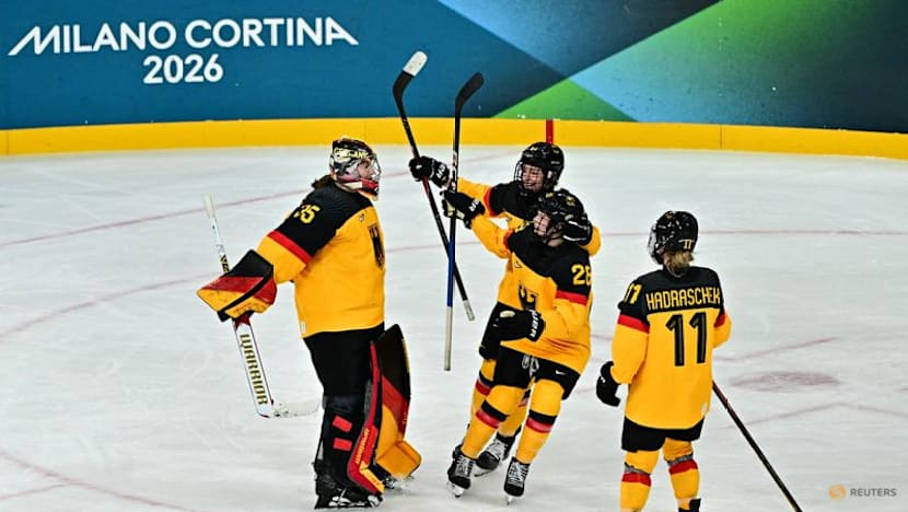 Ice hockey-US wallop Canada, Finland beat Swiss, Germany edge Italy and Sweden stay perfect