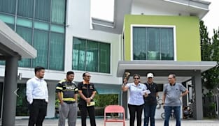 3 kereta mewah, 727 barangan peribadi Datuk Seri Vida dilelong RM1 juta