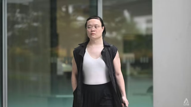 地铁乘客拒绝安检推倒六旬保安 庭上自辩称遭“跨性别歧视”