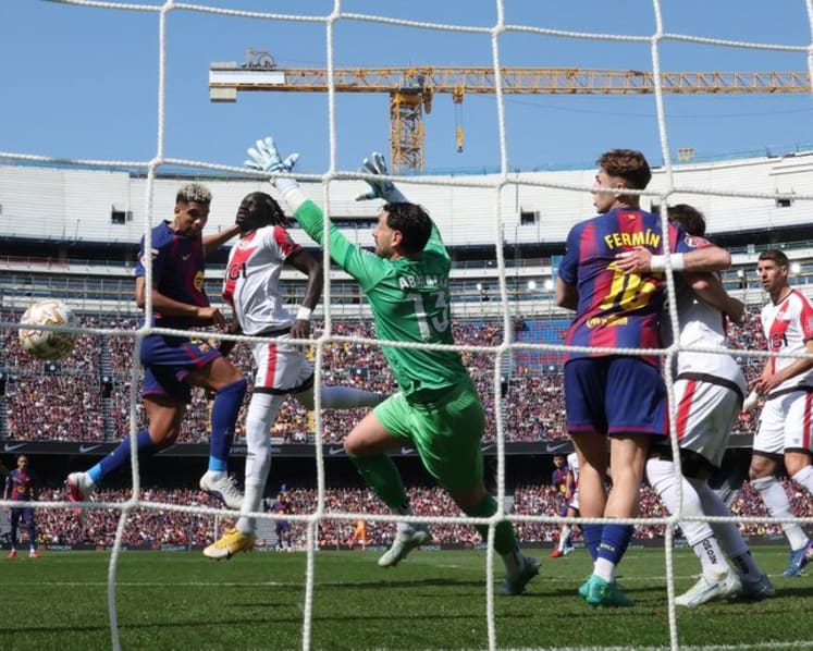 Araujo header and Garcia heroics secures Barcelona's narrow win over Rayo