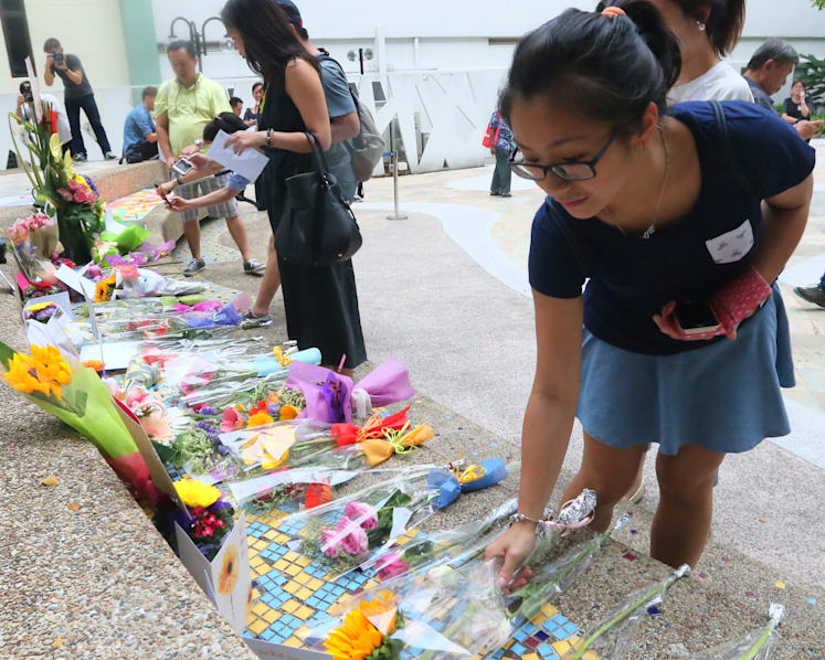 SGH sets up area for public to leave well-wishes and flowers for Mr Lee Kuan Yew