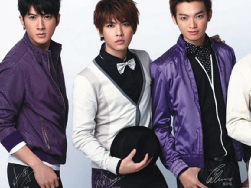 Aaron Yan Outed As Gay After Leaked Photos Reveal He Was Three-Timing His Ex-Boyfriend