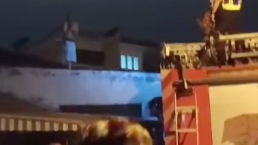 மலேசியா: கூரை மீது நின்று அட்டூழியம் செய்த ஆடவர் கைது