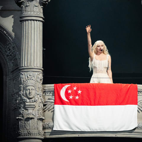新加坡国旗高挂，Lady Gaga震撼演出点燃全场，深情告白“小怪兽”让粉丝热泪盈眶！